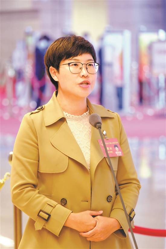 梁思桥郑舜英周琳1月25日下午,9名来自不同领域的省人大代表分组亮相