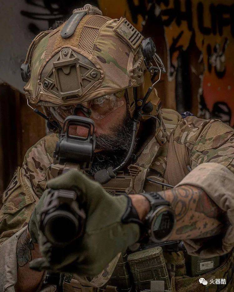 【战术范儿】全装拿枪的人 自带超强气场