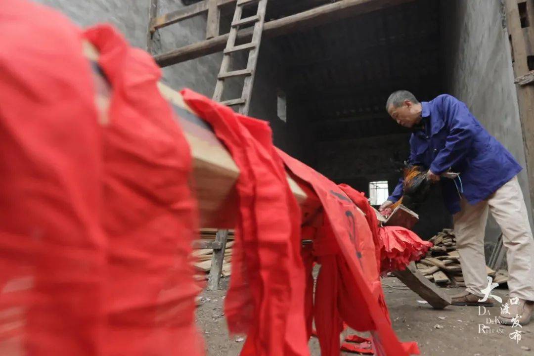 滴鸡血,上大梁 如今的房屋属于砖混结构,很少用到木材栋梁,上梁仪式