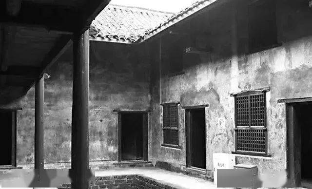 1919年五四活动迸发后,夏明翰踊跃加入了活动,他和同窗们踊跃驱驰在