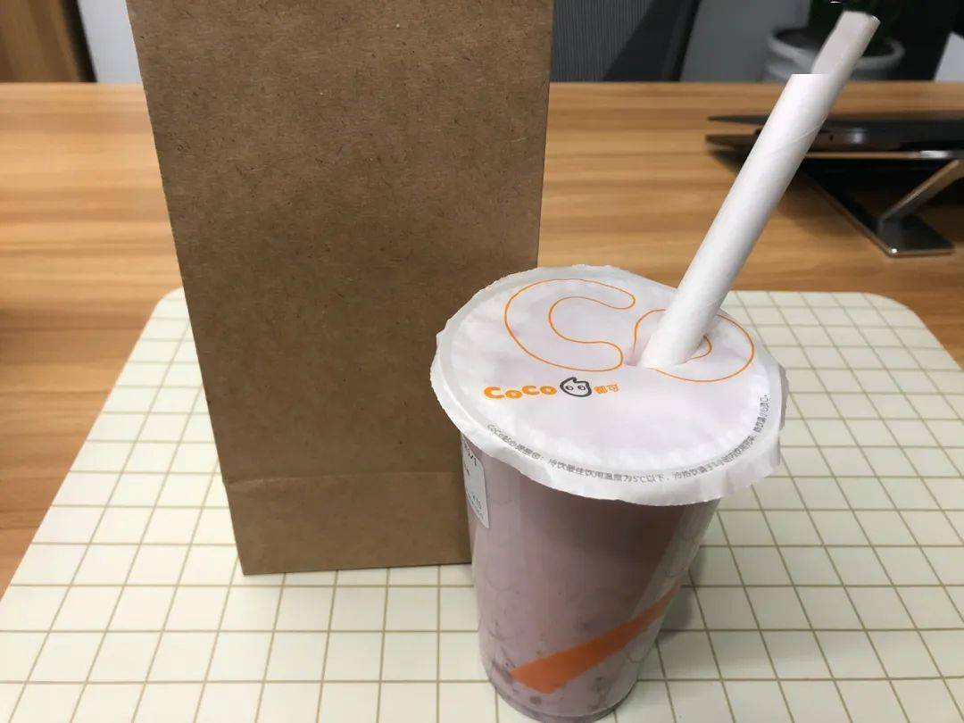 1,改善"扎不开",很多门店换上了纸质封口膜 纸吸管被严重吐槽的一个