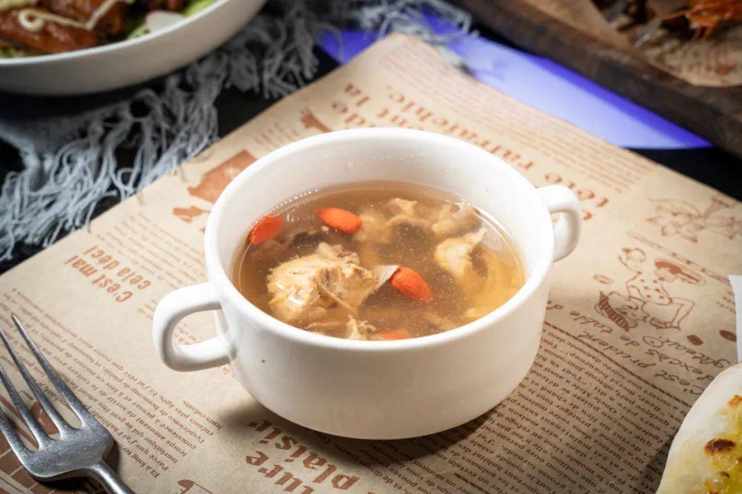 像极了妈妈出品的四宝汤,对冬日的夜晚太友好了,从配料到炖煮的时间都