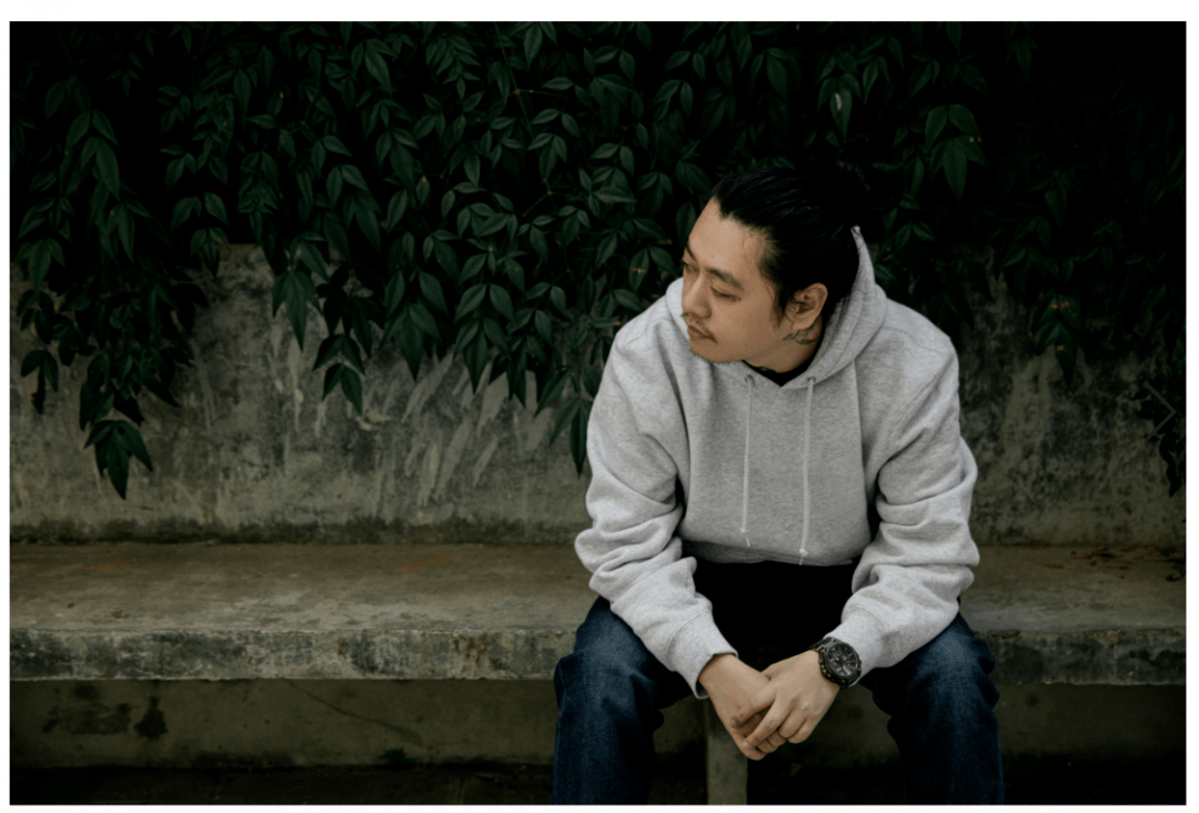 (上官喆佩戴此次联名表款)