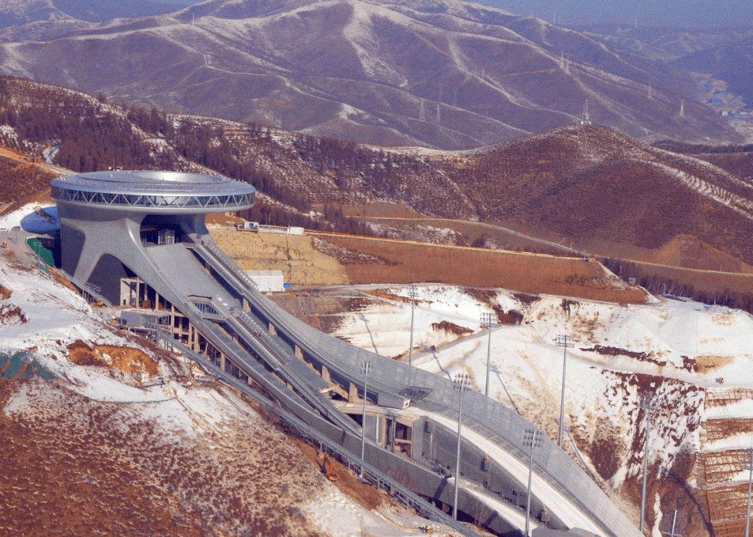 地勘察了崇礼太子城冬奥核心区各场地周边空域环境,山地走势,场馆位置