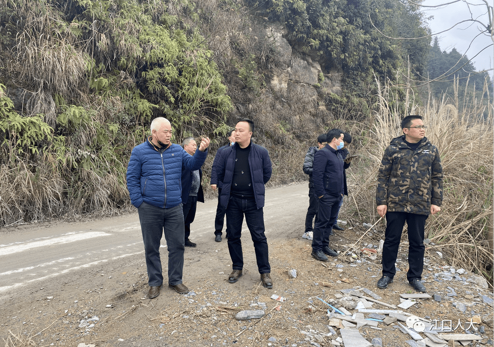 1月26日,县人大常委会副主任刘仕明到桃映镇新寨