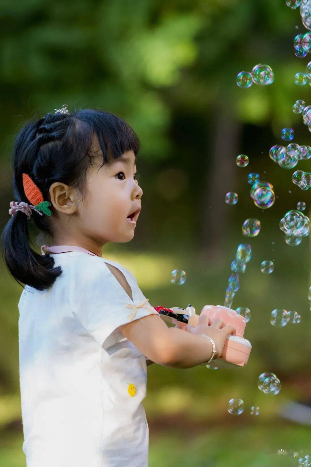 辉光日新1060为什么很多富人都传不过三代图月湖公园玩泡泡的小女孩儿