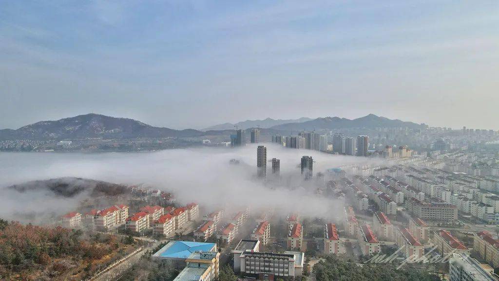 玛珈山下宛若仙境