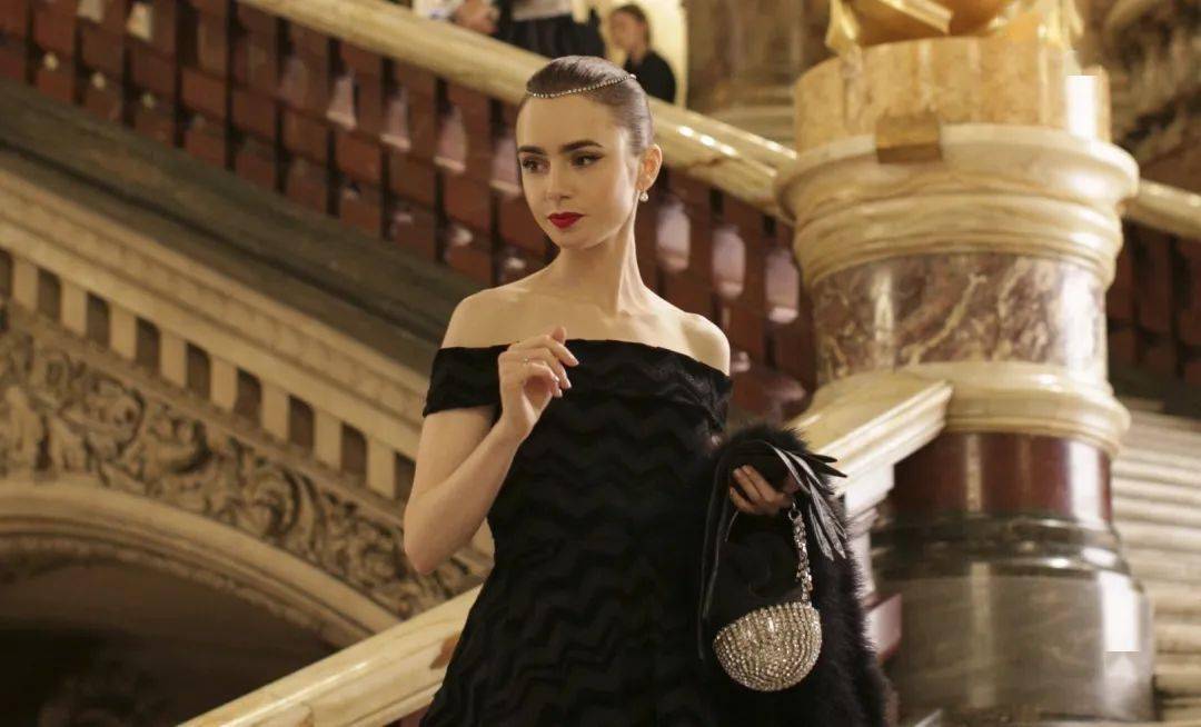 在她2岁的时候,她就已经参演了英国电视剧《成长的烦恼》,5岁时还被