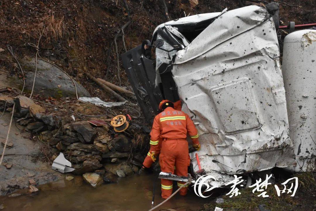 员迅速到达现场接到报警后一辆混凝土罐车侧翻在山下水沟郧阳区南化镇