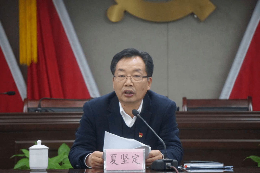 会上,杨中校代表局党委班子作对照检查.局班子成