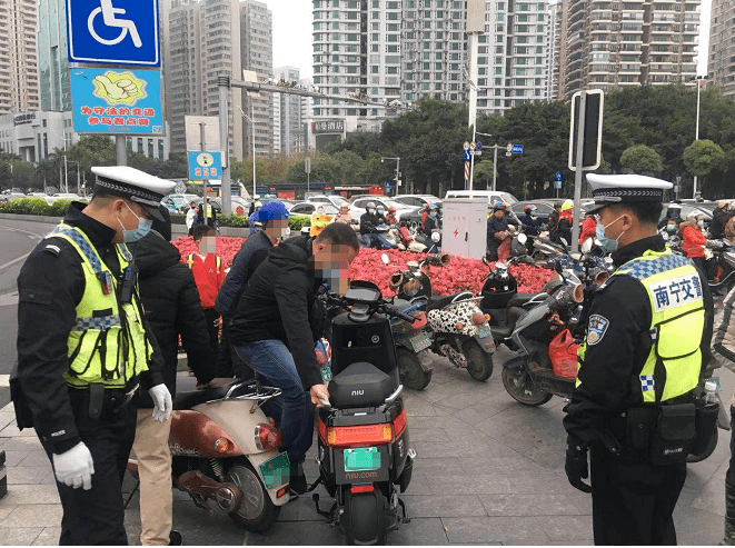 關注違法改裝汽車騎電動車不戴頭盔南寧交警加大力度嚴厲查處