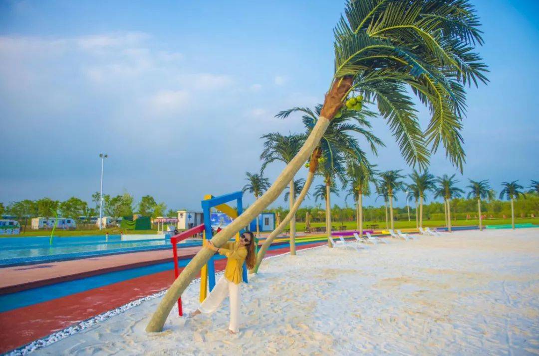 彩虹沙滩由红,蓝,粉等几种颜色拼接而成,和心爱的ta轻轻踩在柔软的彩