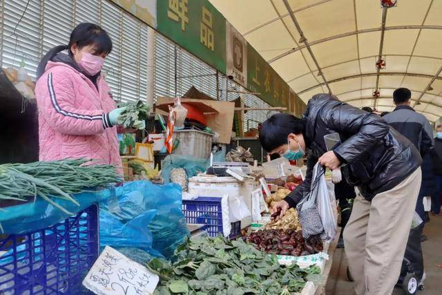 现场直击上农批备货忙货品足价格稳老百姓菜篮子有保障