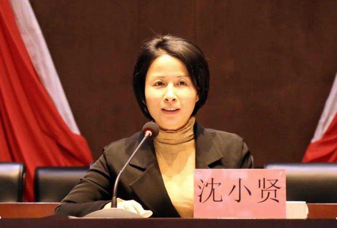 开发区管委会主任,龙山镇镇长胡孟波向与会老干部通报政府工作情况,区