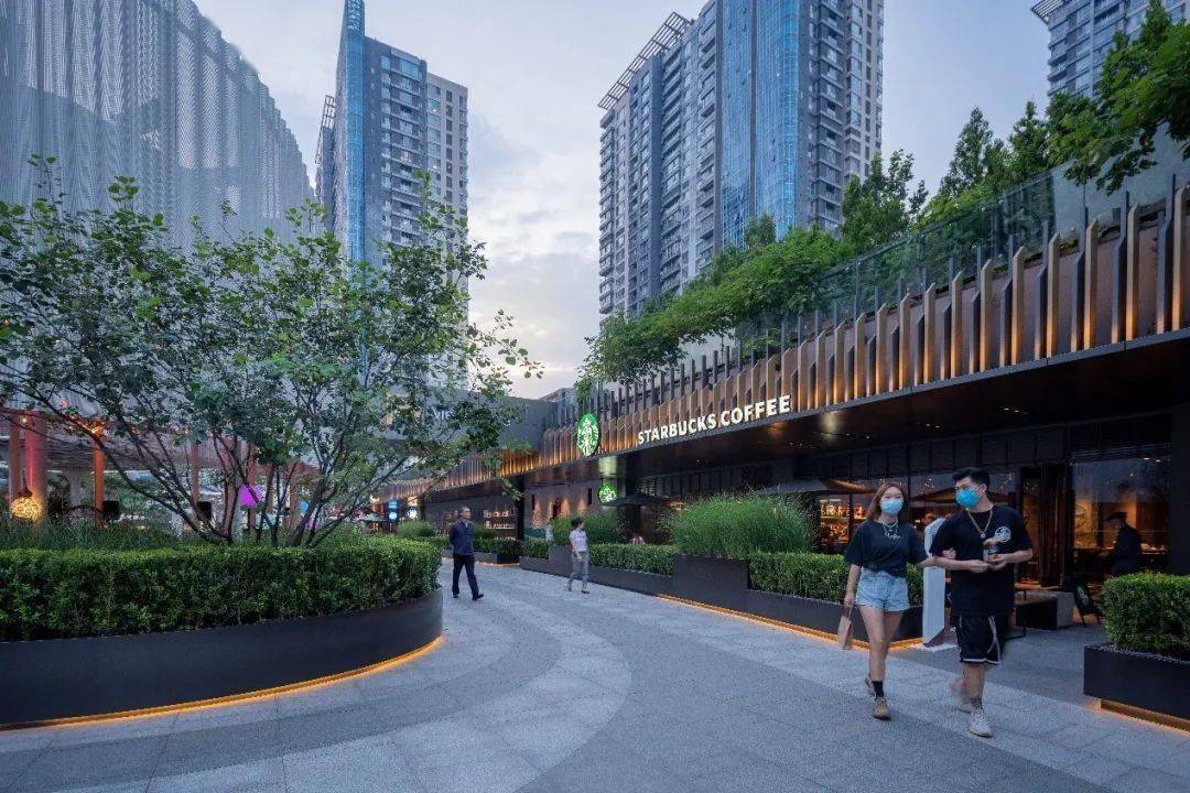 昔日的商业街,被重新定义了场地特性,从建筑立面到整体的多维一体化