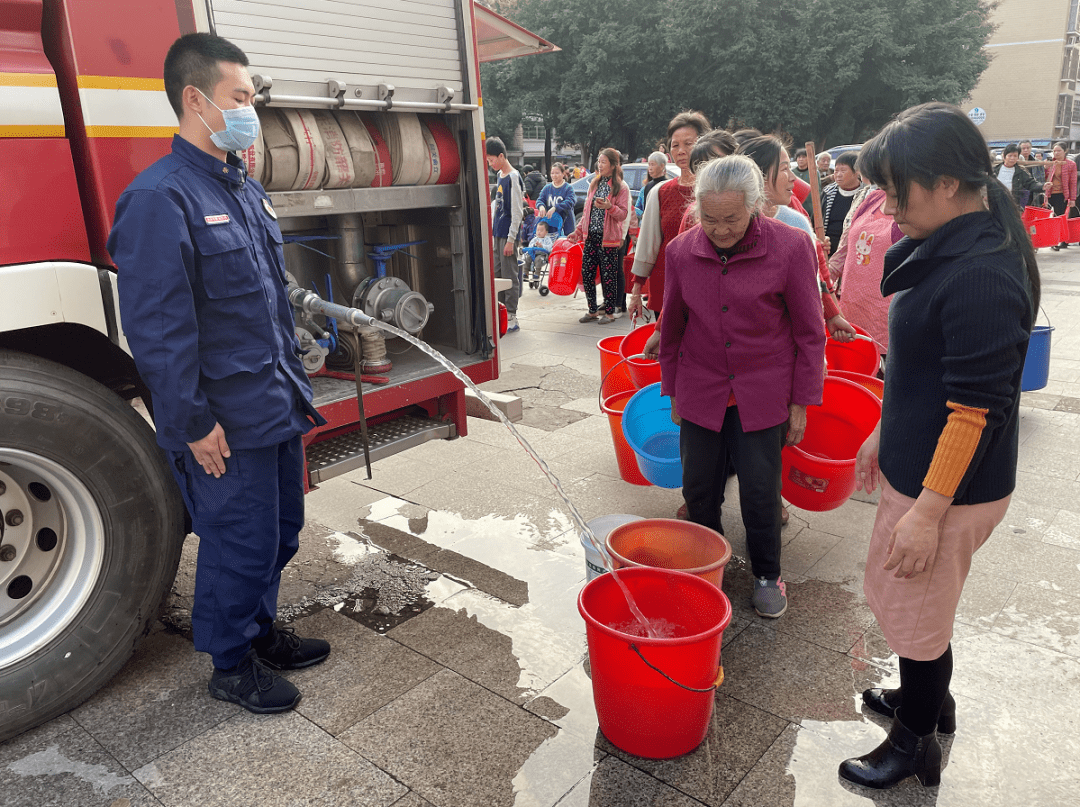 点赞曲江消防车变送水车为居民送水解忧