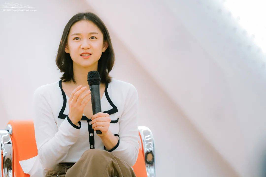 饰演醉汉的于建伟跟观众们分享他在排练时的趣事,他跟谢欣跳的双人舞