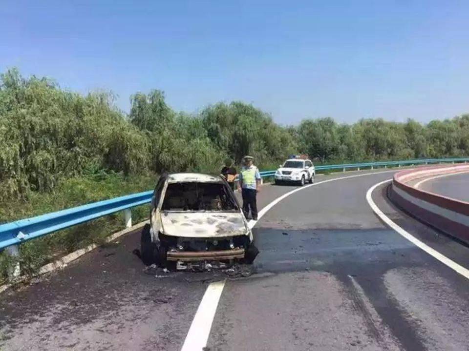 经民警询问得知,该车司机行驶至距兰考北收费站3公里时,发现车内有