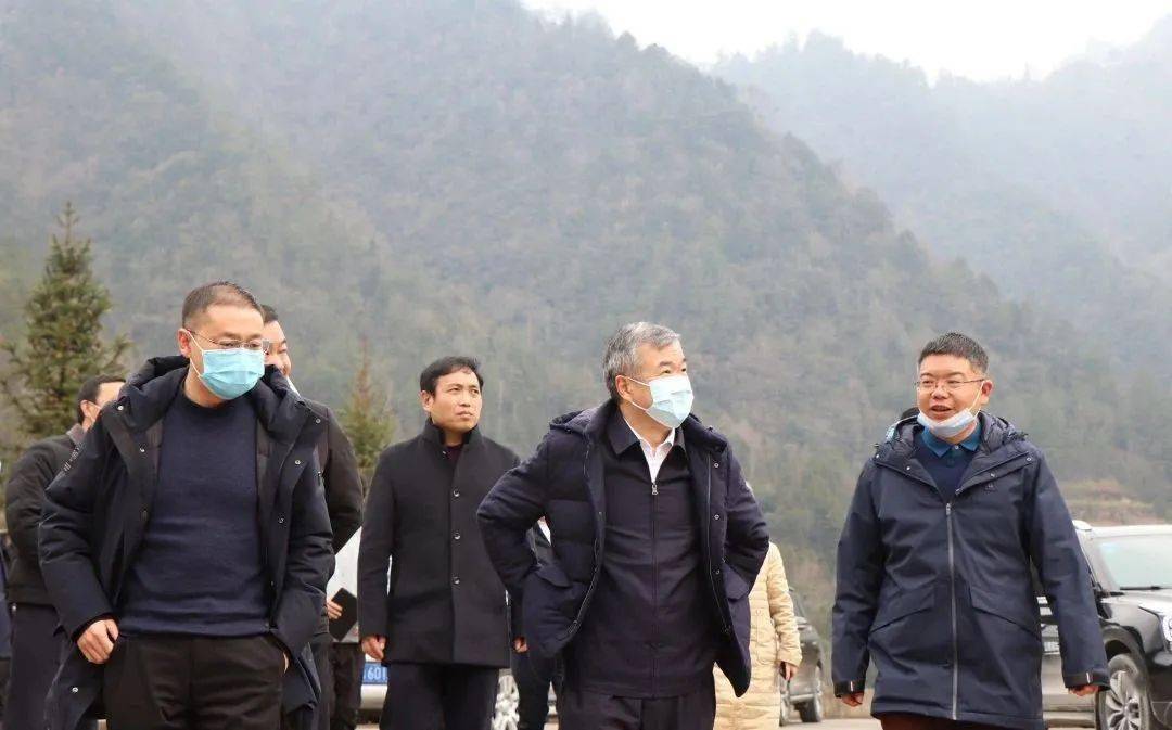 在楠木河村易地搬迁集中安置点,程建宏一行详细了解了贫困户的生活