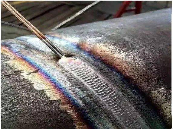 大口径钢管焊接工艺:接口打磨到位,焊缝饱满,成鱼鳞状.