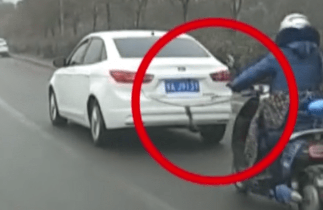 新密一轿车 牵 着电动车一路狂奔 吓得群众赶紧报警 牵引