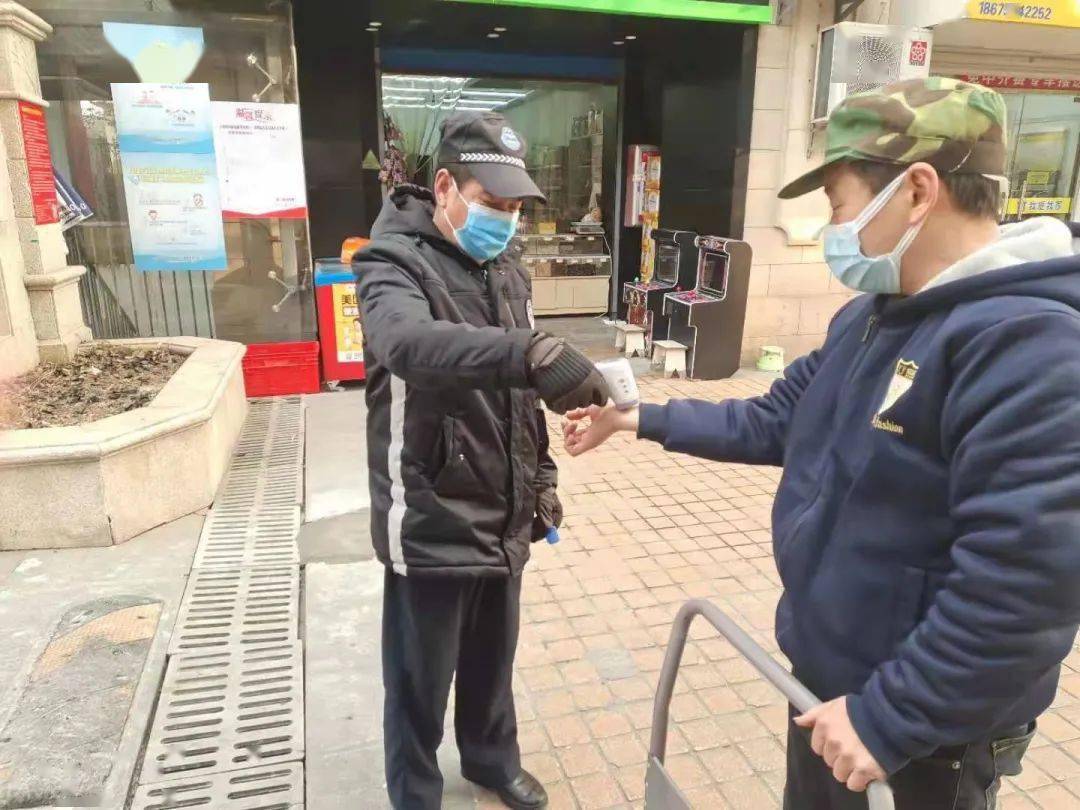 小区门口测量体温