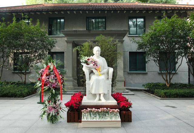 上海淮海中路1843号宋庆龄故居纪念馆,前来瞻仰的人们排起长队,依次走
