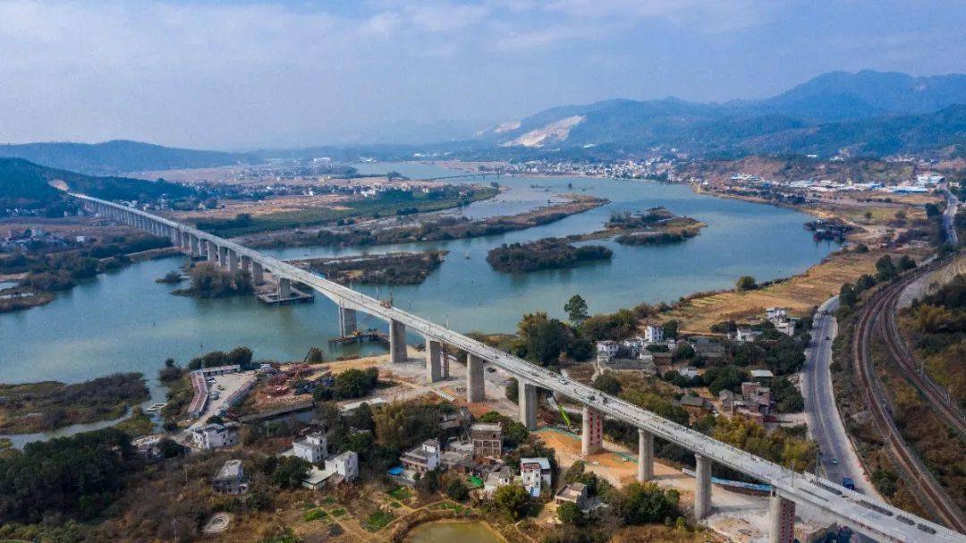 赣深高铁龙川西站桥梁主体工程完工!