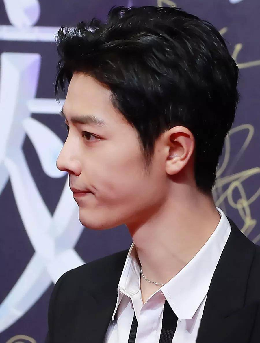 肖战男星造型合集:英俊潇洒,阳光帅气!