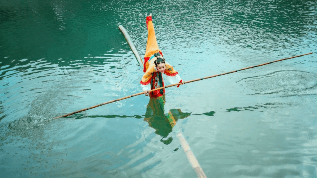 95后"轻功水上漂"姑娘走红外媒!