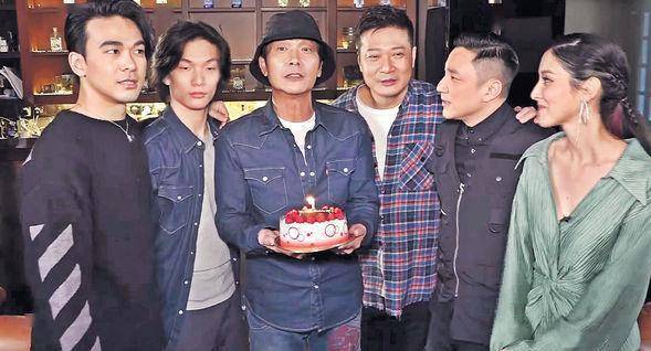 罕见同框!前邵氏小生钱小豪获俩儿惊喜庆生,异母兄弟颜值差距大