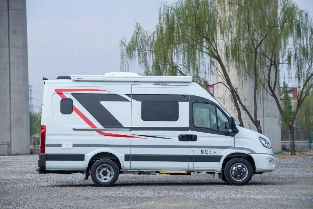 豪华b型房车荷载五座动力充沛操控轻盈比肩进口的国产房车