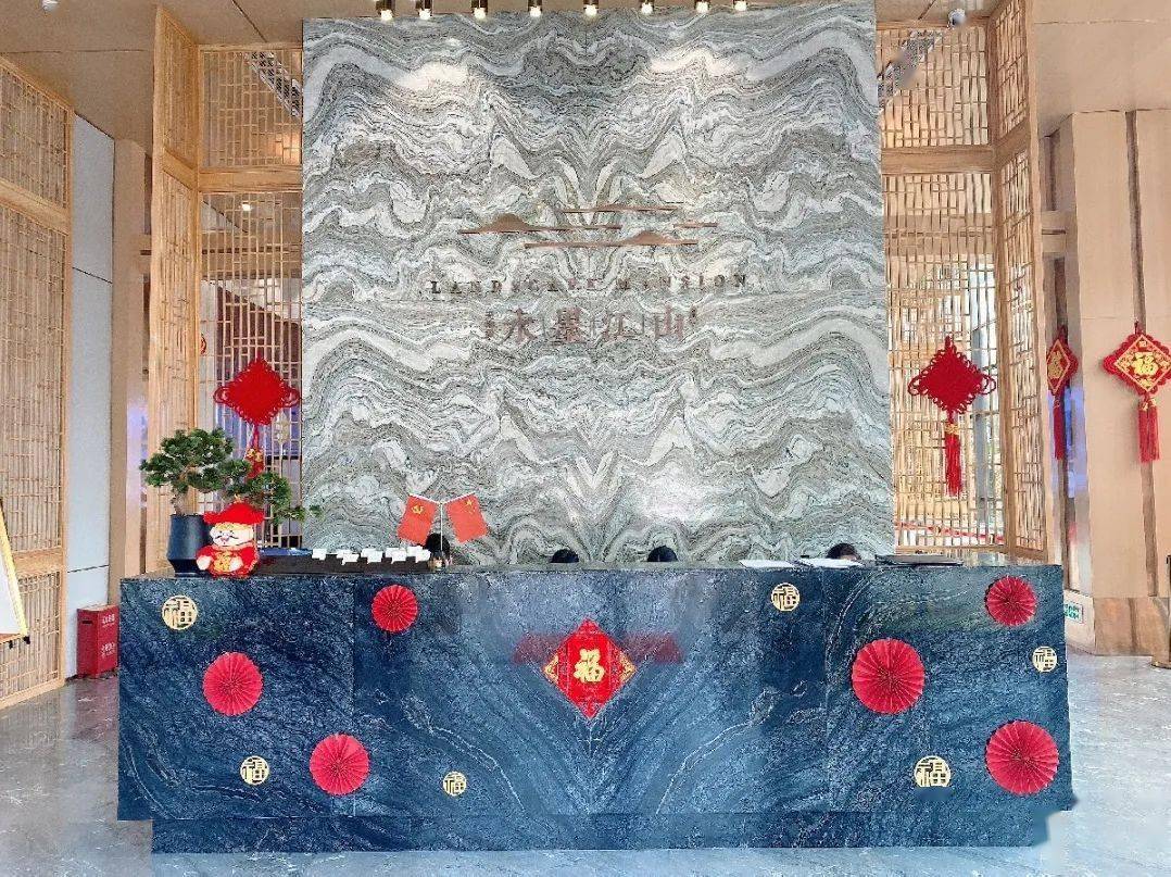 天地源·水墨江山处处挂起红灯笼,抬眼可见的中国结,沙盘前的纸扇花