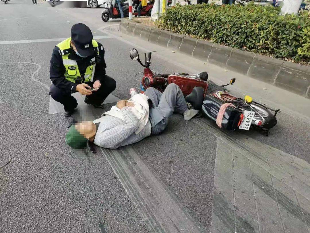 中山一名老人骑车摔倒外卖小哥出手相助谁知道被现场群众指认为撞人