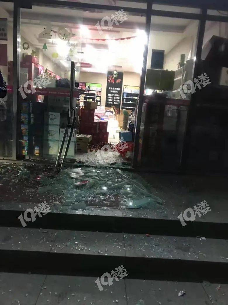 太猖狂了元一柏庄一店铺凌晨惨遭小偷蒙面砸抢现金香烟总价值4万多