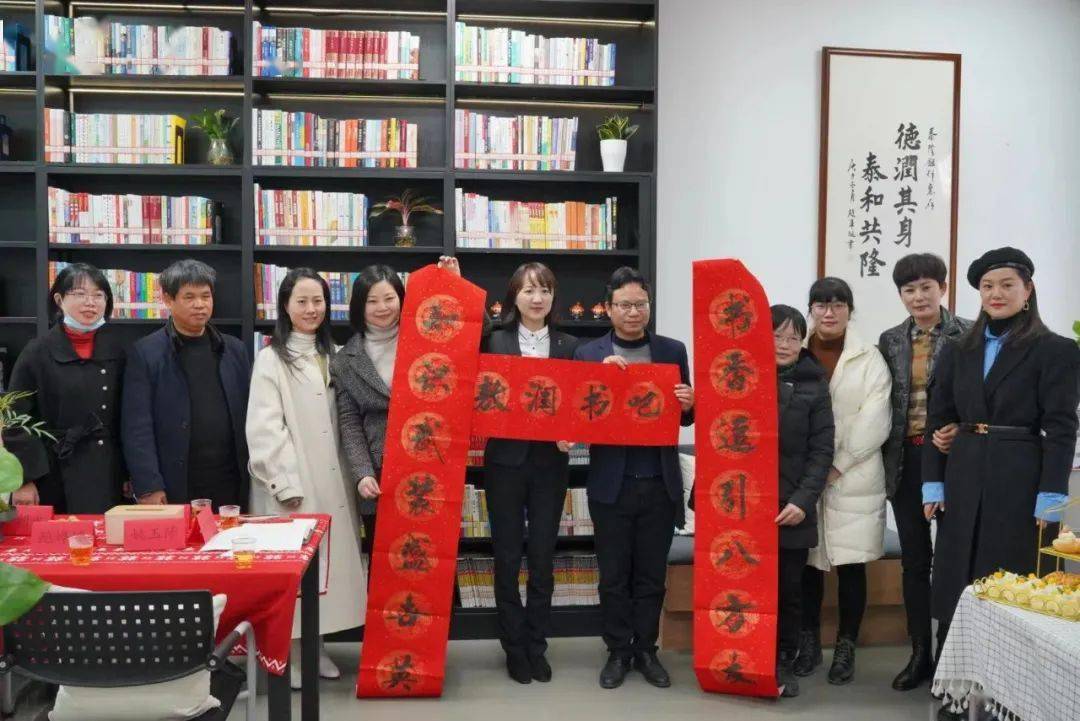敖润书吧近日,天台县首家政企合作书吧"敖润书吧"落户泰隆银行