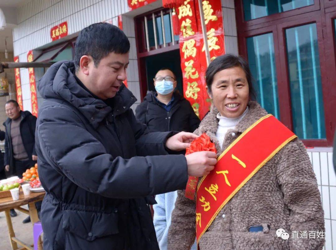 村民郑德飞说"金伟立二等功,为我们杨家湾争光,太优秀了,我们感到很