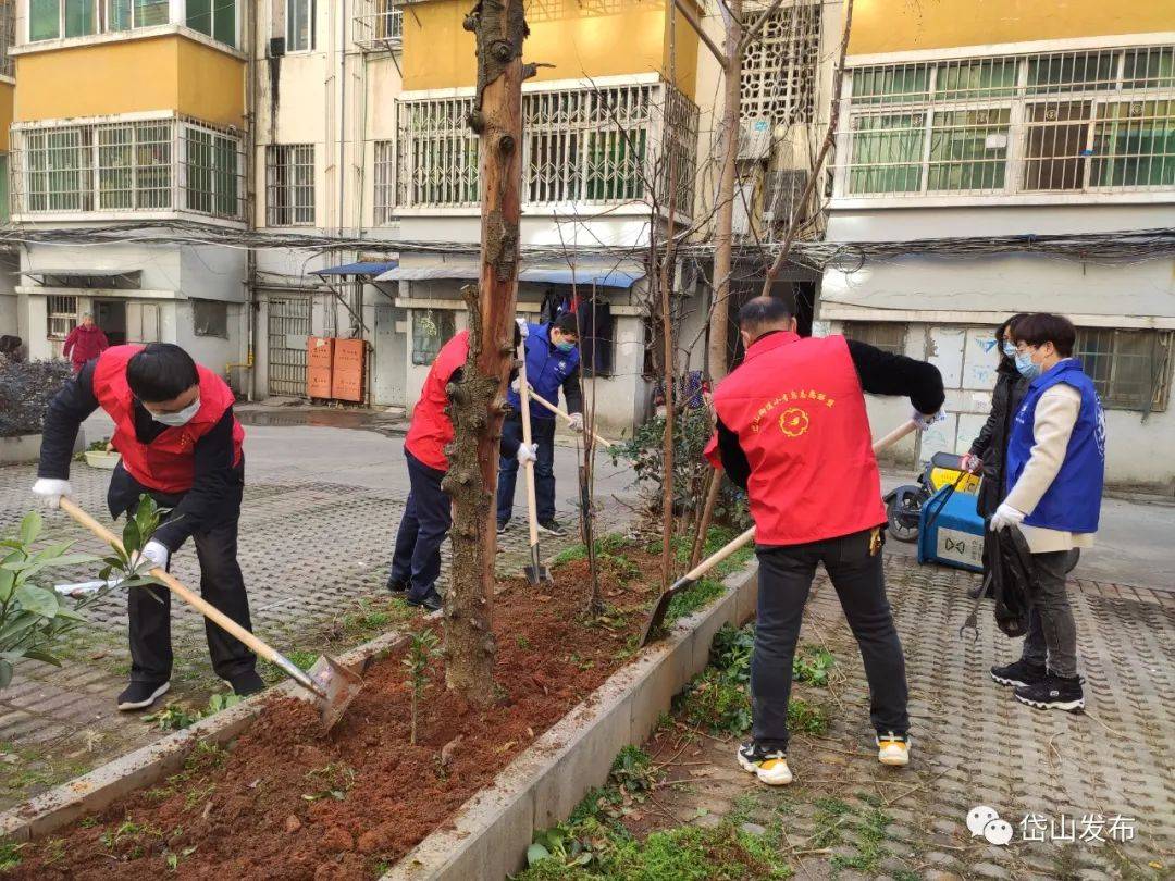 【文明创建】市人民政府外事办公室党组书记、主任梅梅带队深入尧顺社区开展“迎新春大洗城”卫生大清扫活动 居民楼