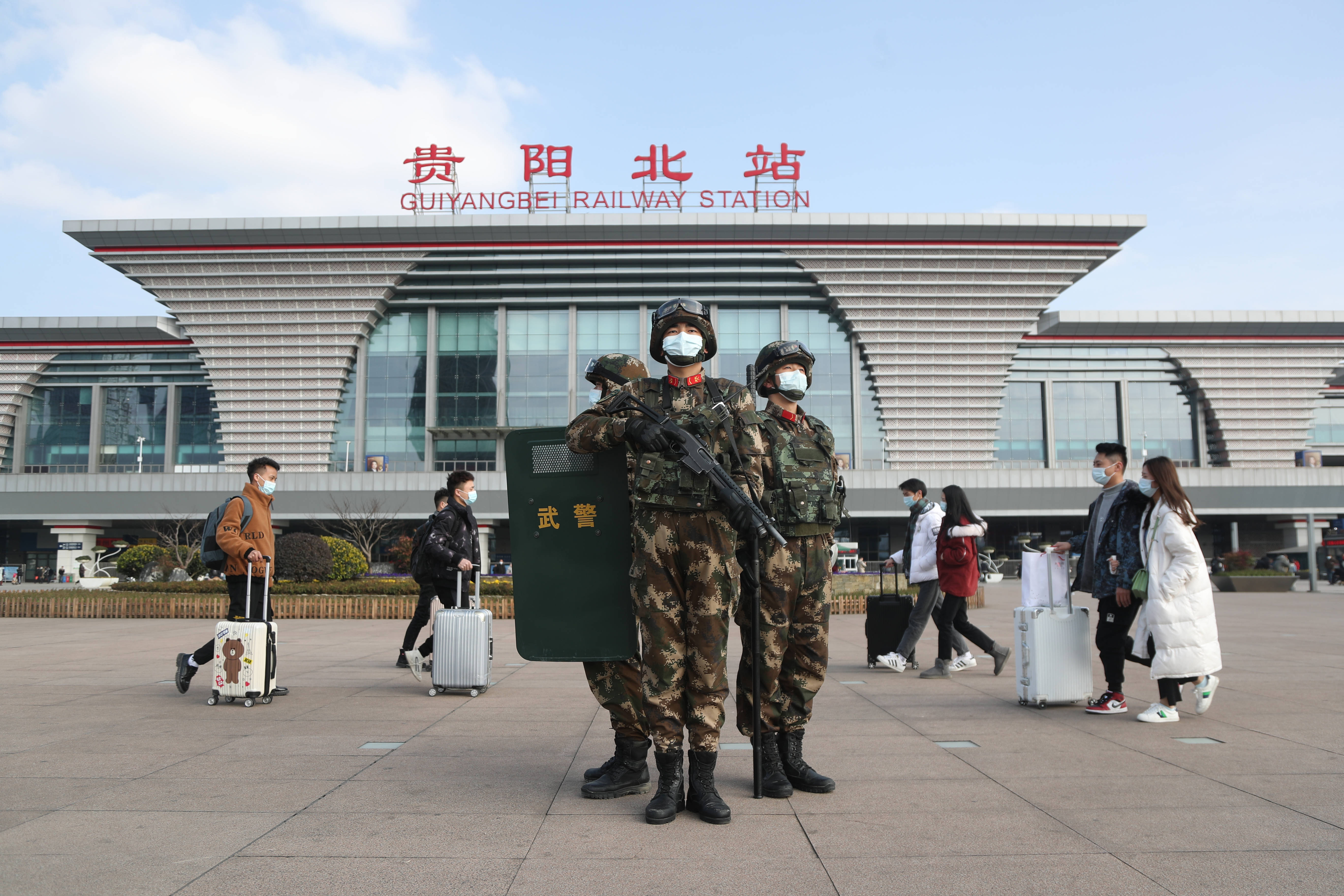 1月28日,武警贵州总队贵阳支队官兵在贵阳北站广场定点警戒