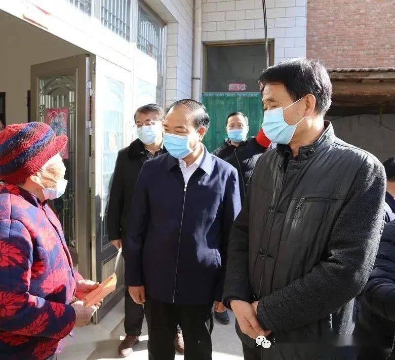 李汴生,樊中青同志一行先后来到北皋镇营南村烈士聂秉志家中,街道办