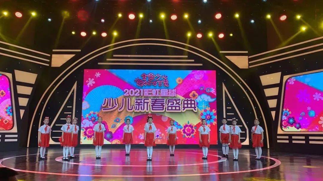 初三19:00都市频道的《笑林盛典》以及春节长假期间sitv生活时尚频道