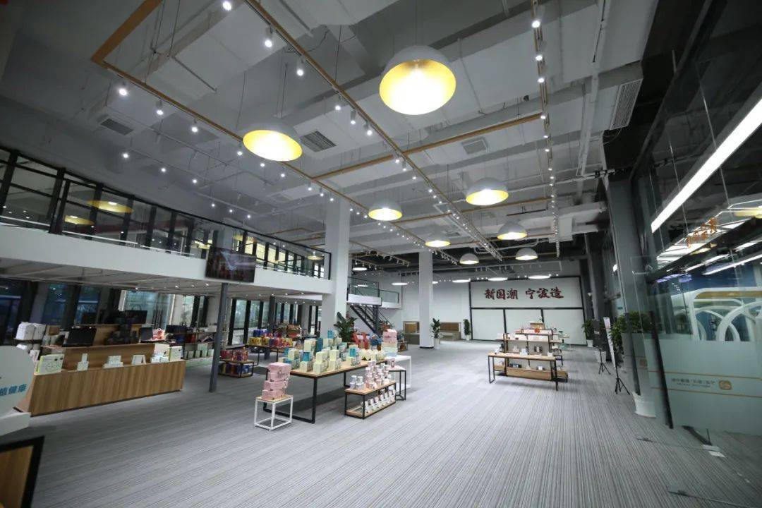 其中公共服务面积超3000方,包含660平选品基地,22个专业直播间与捎鞍