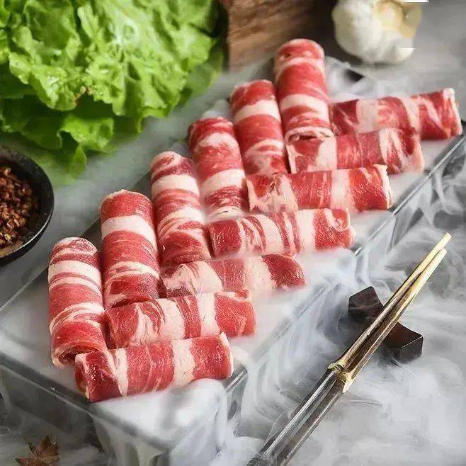 360°美丽的肉卷,从颜值上就吸引一大圈粉,分层处雪花般的纹理,甚是