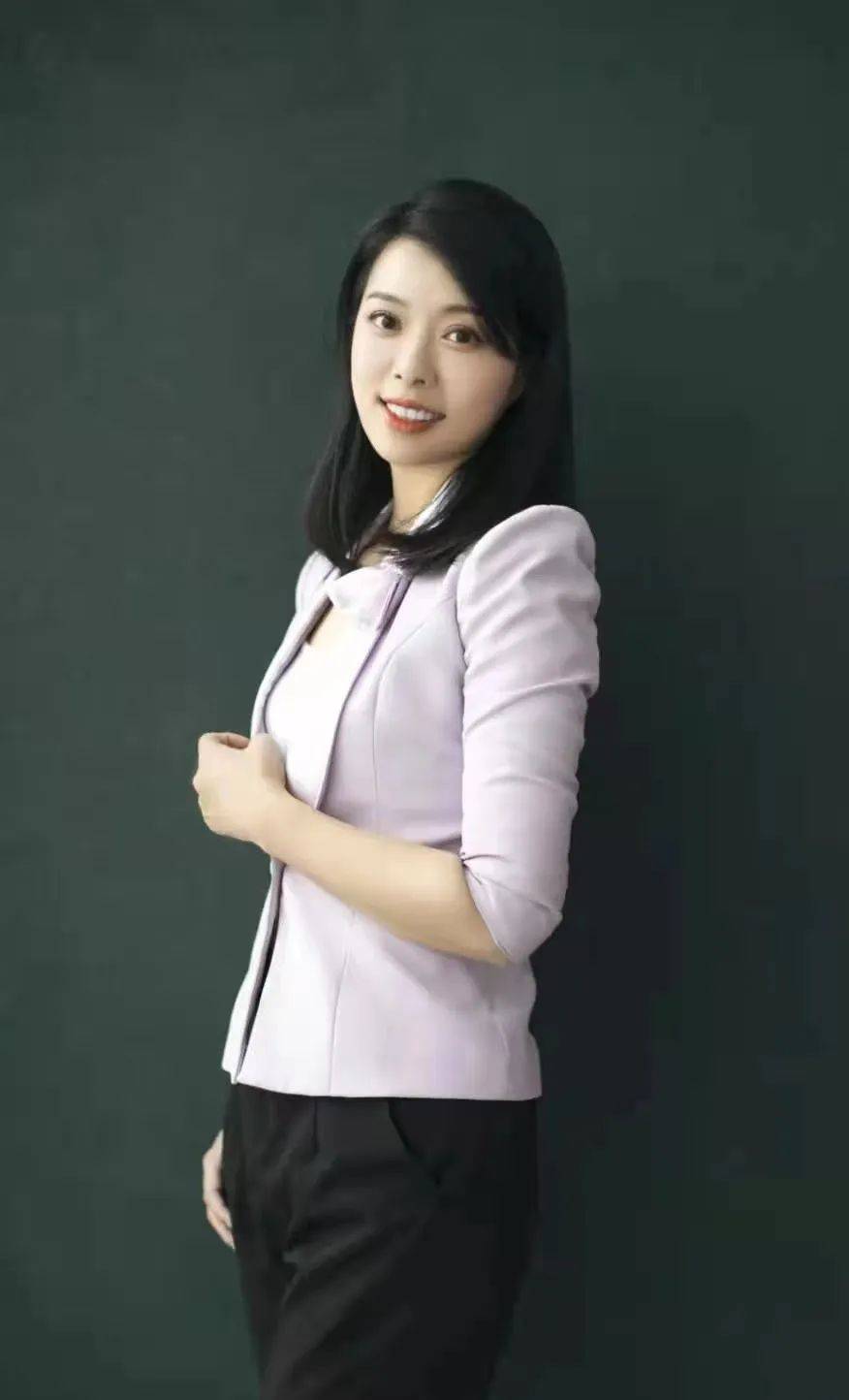 (第一排左起)长三角之声主持人 黄桢长三角之声主持人 沈蕾扬州健康