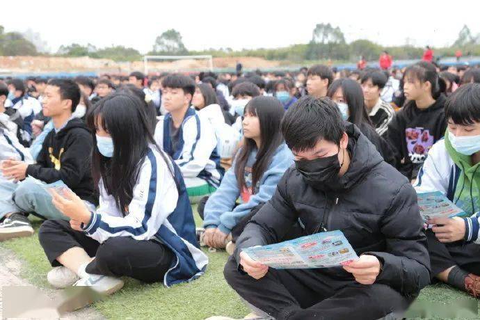 1月28日,平南县交警大队组织民警走进思旺镇高级中学开展寒假前交通