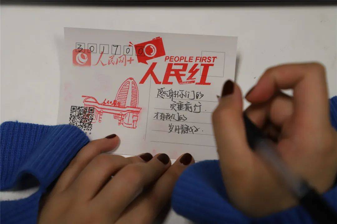 自2021年1月"平凡英雄"主题展览拉开帷幕以来观展者在主题明信片上留