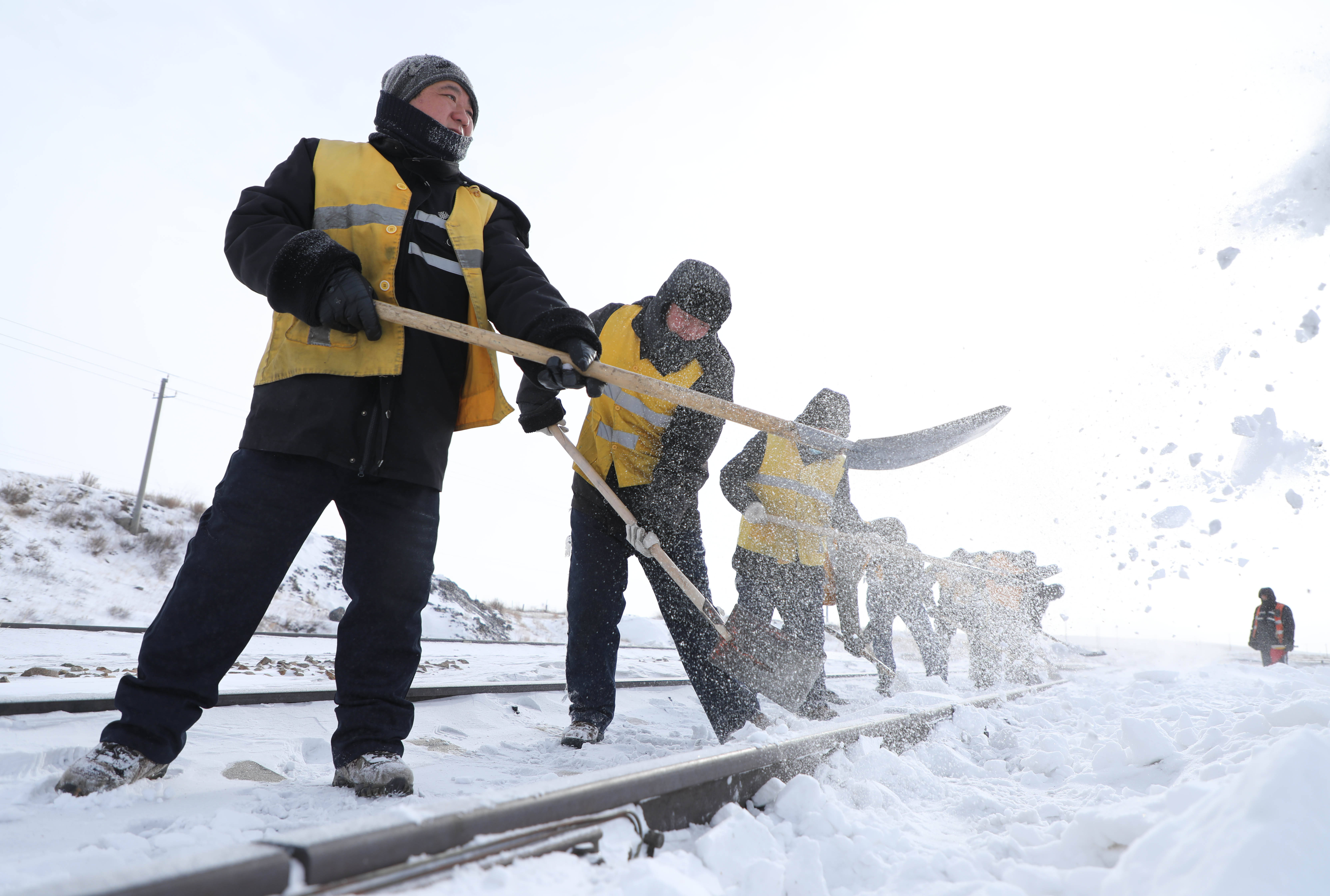 清理铁路积雪确保行车安全