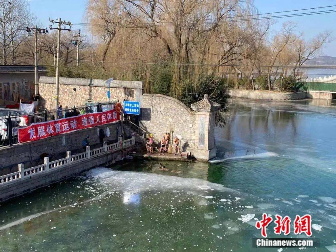 北京这个河畔，有这样一群神秘的冬泳老人……