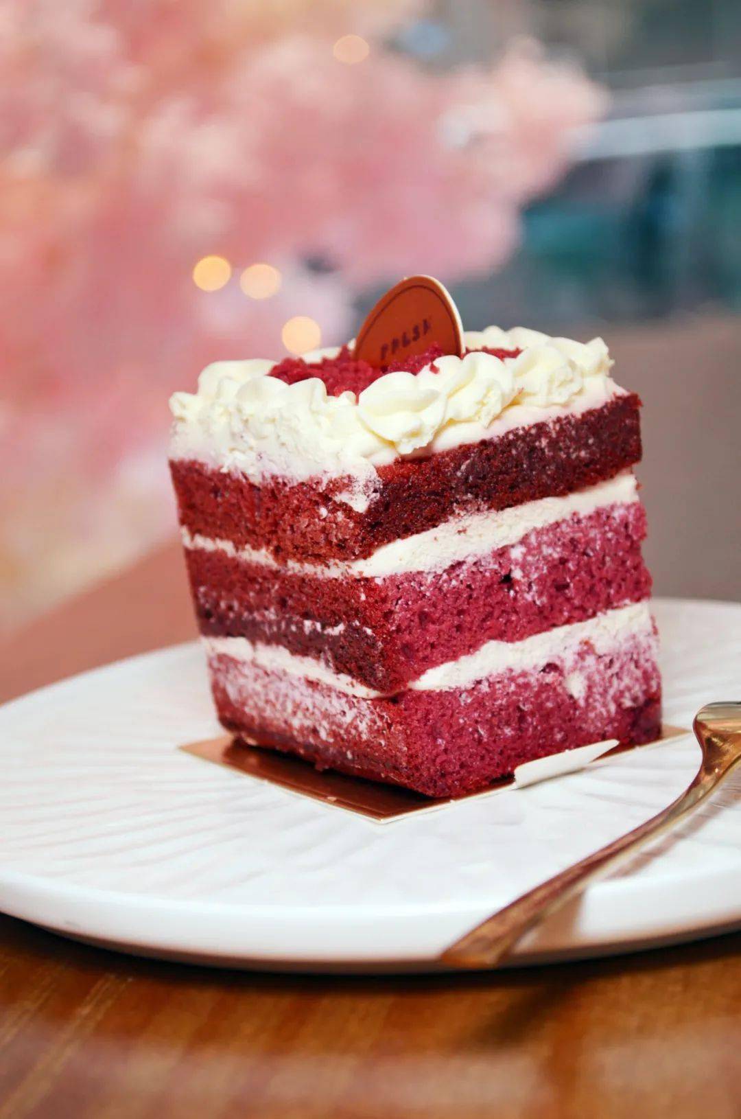 红丝绒切块入口绵密细腻,甜而不腻~来自榴莲的甜美混合着千层饼的柔软