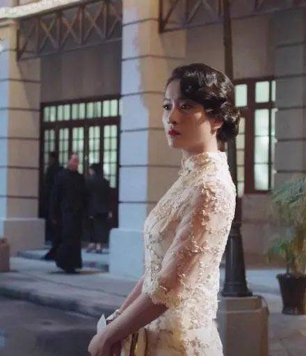 张雪迎年纪轻轻气场很强白丝青绿刺绣旗袍轻松驾驭典雅不轻浮